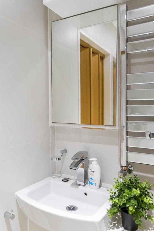 Chic 3 Bed Apartment Near London Bridge With Balcony 외부 사진